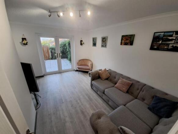 Lounge 1.jpg