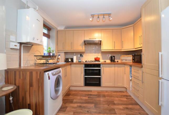 Nicely positioned 3 Bedroom home - 155 Elvington, Springwood photo 4