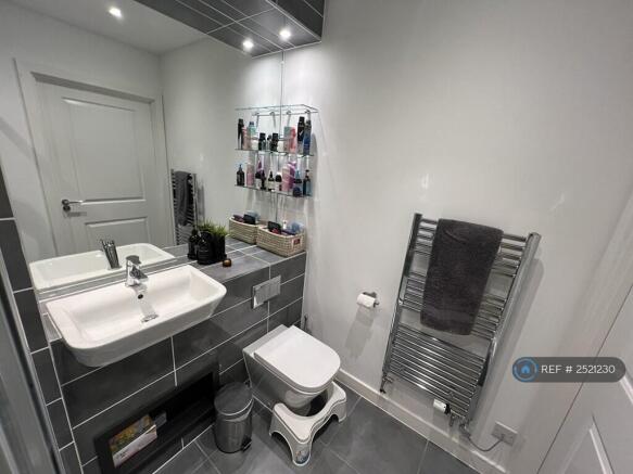Suite Bathroom - Towel Hitting