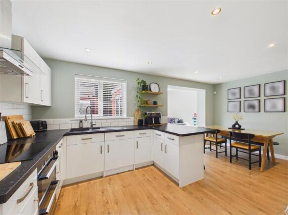 4 bed Detached for sale Image 4