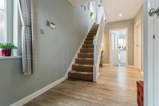 SPACIOUS ENTRANCE HALLWAY