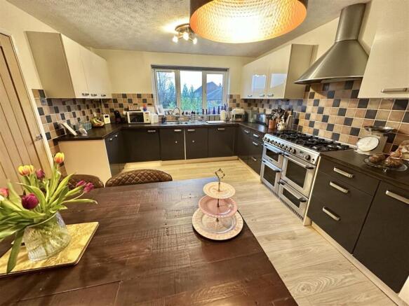 4 bed Detached for sale Image 9