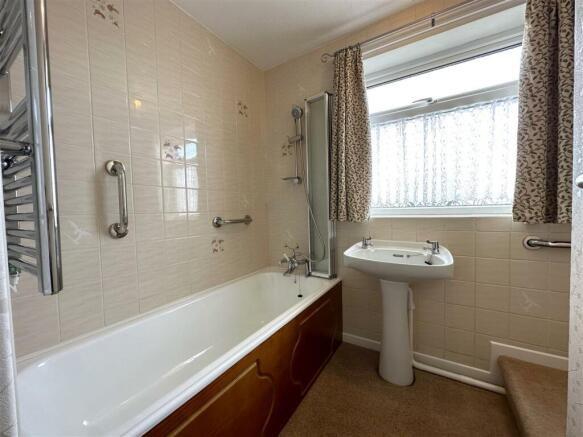 First Floor Bathroom 800