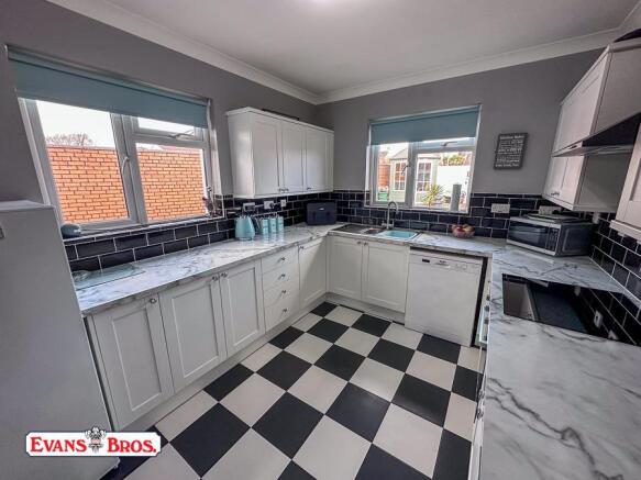 KITCHEN / BREAKFAST ROOM