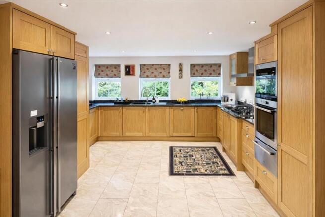5 bed Detached for sale Image 9