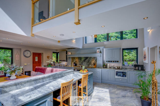 6 bed Detached for sale Image 6