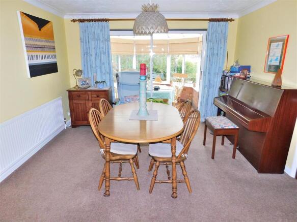 DINING ROOM 2.JPG