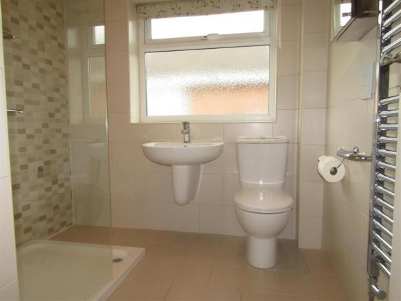 4 bed Bungalow for sale Image 6