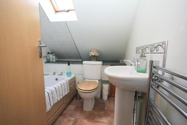FIRST FLOOR BATHROOM