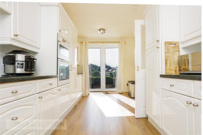 5 bed Detached for sale Image 10