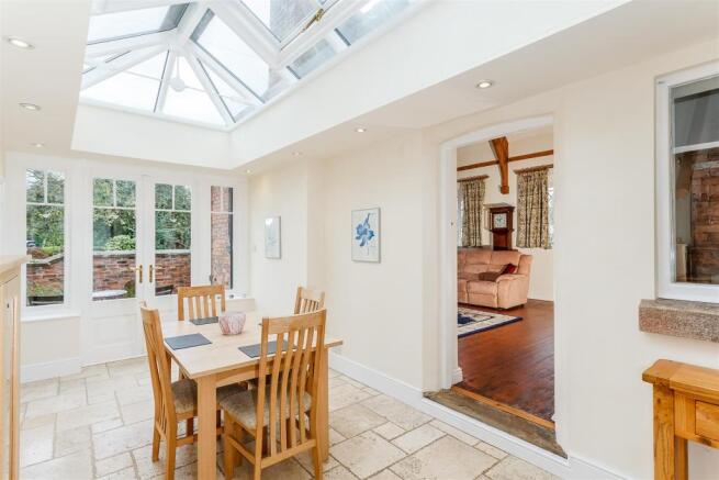 8313991-interior01.jpg