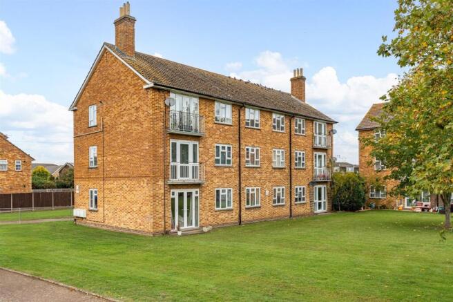 2-bed flat on Bentley Road, Hertford, SG14, £250,000