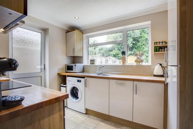 7 Oaktree Close Kitchen.jpg