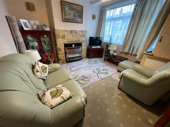 LIVING ROOM 12'5 x 11'11