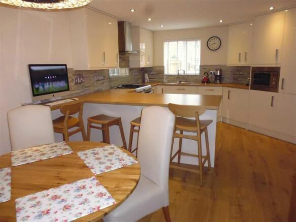 KITCHEN/DINING ROOM