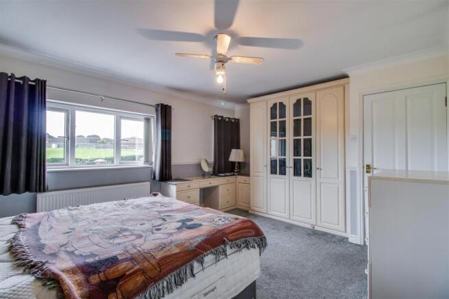 4 bed Detached for sale Image 9