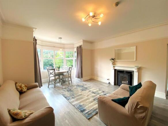 Flat 2, 69 De la Warr Rd - Lounge2.jpg