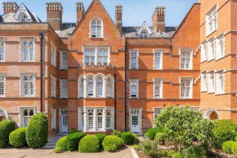 Holloway Drive, Virginia Water, GU25