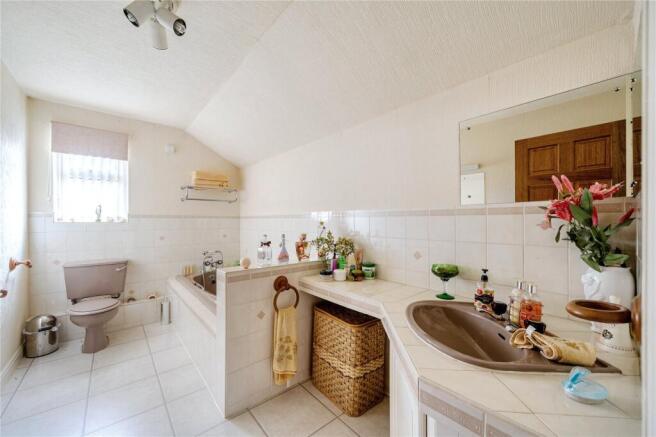 5 bed Detached for sale Image 10