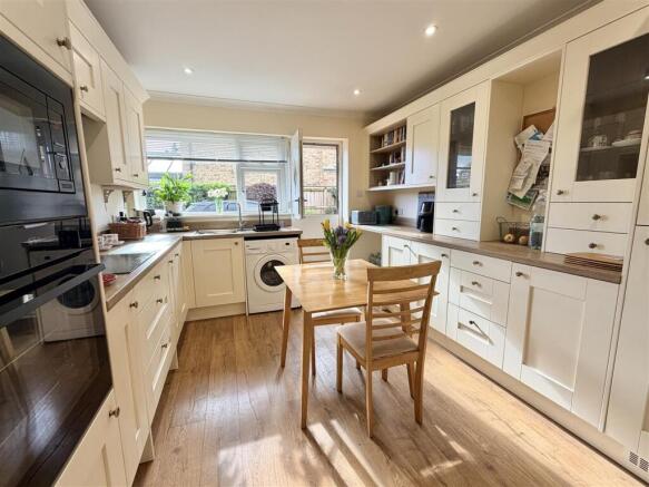 2 bed Detached Bungalow for sale Image 4