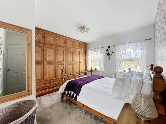 4 bed House for sale Image 12
