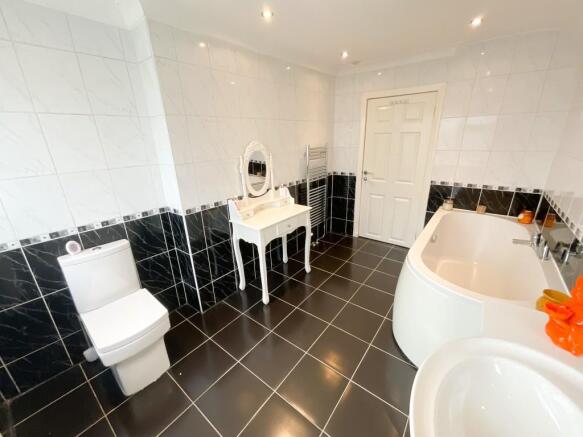 FAMILY BATHROOM