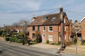 First Floor Flat, Rose Villa, West Street, Billingshurst RH14 9LG