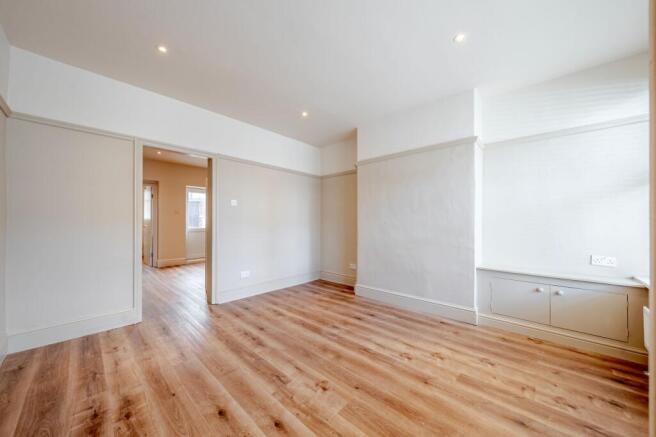 2 bed Terraced to rent Image 4