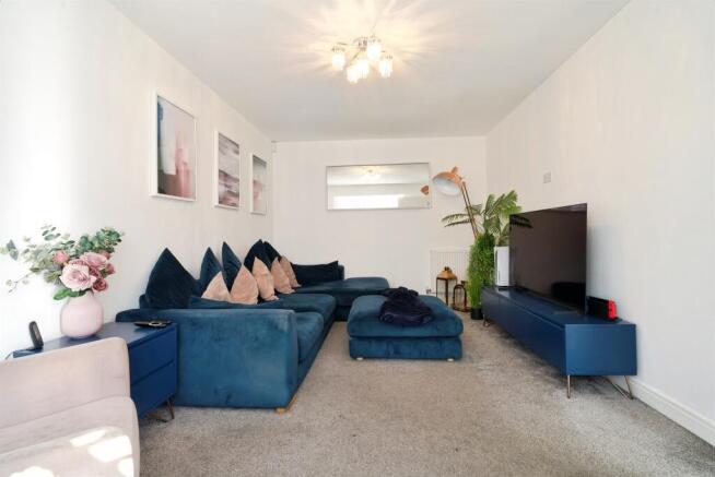 5 bed Detached for sale Image 6