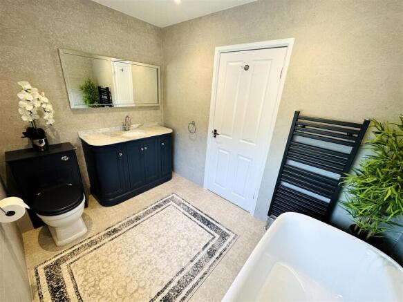 5 bed Detached for sale Image 4