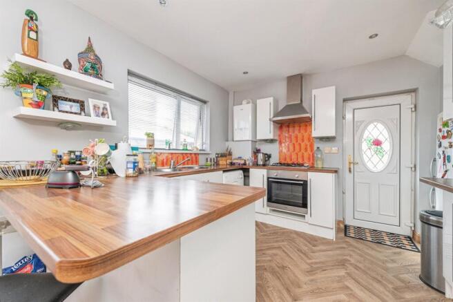 3 bed Semi-Detached for sale Image 4