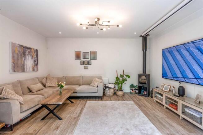 4 bed Semi-Detached for sale Image 3