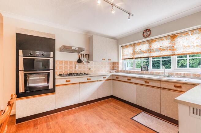 Desirable Cul-De-Sac Setting in North Wootton photo 2