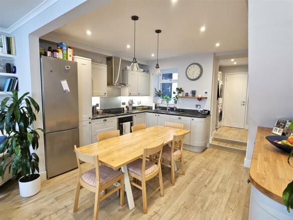 Kitchen (2).jpg
