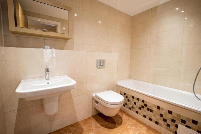 3 bed Apartment to rent Image 8