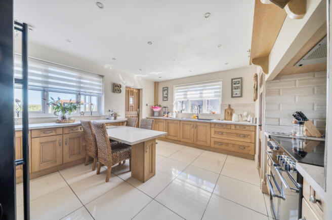5 bed Detached for sale Image 9