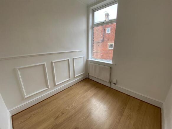 2 bed Terraced to rent Image 5