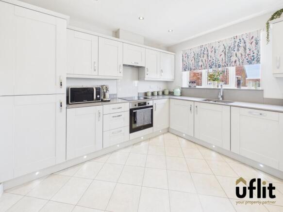 5 bed Detached for sale Image 4