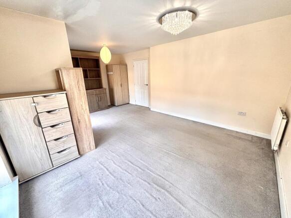 4 bed House to rent Image 10