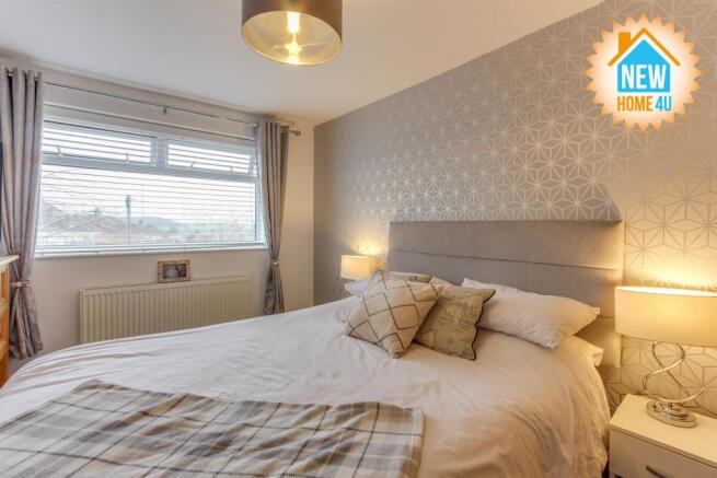 MAIN BEDROOM: