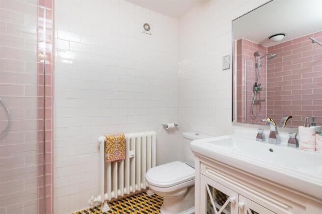 MASTER EN-SUITE