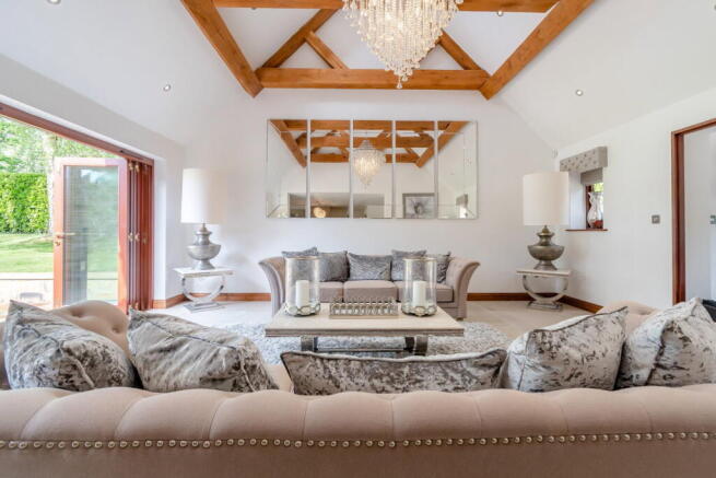 5 bed Detached for sale Image 11