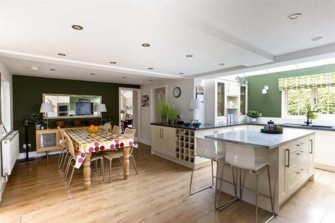 5 bed Detached for sale Image 7