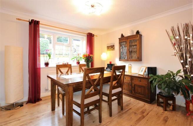 SEPARATE DINING ROOM
