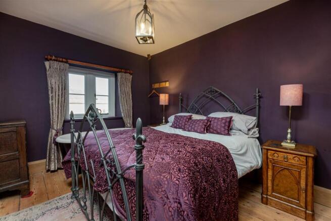 5 bed Detached for sale Image 11