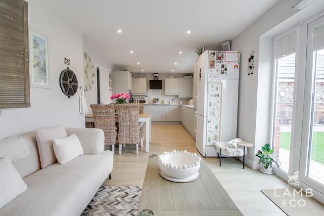 KITCHEN/DINING ROOM