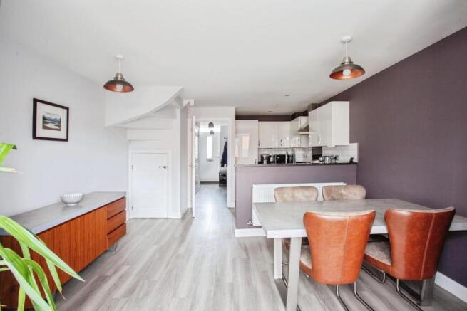 3 bed Town House for sale Image 4