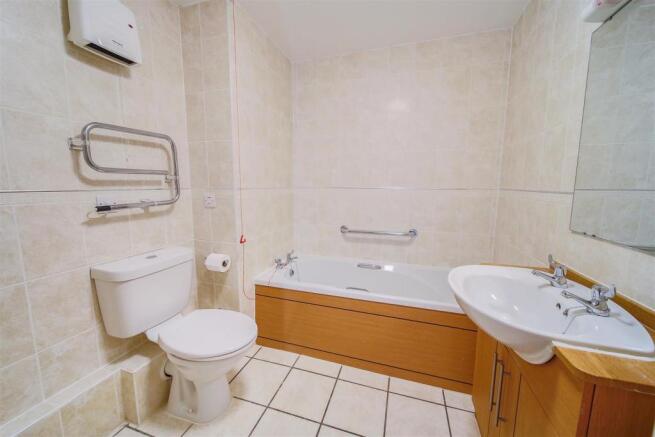 Bathroom..jpg