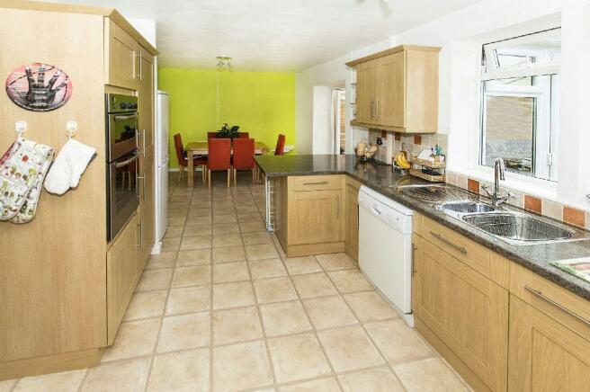 Kitchen / Dining Roo
