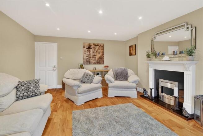3 bed Semi-Detached for sale Image 6